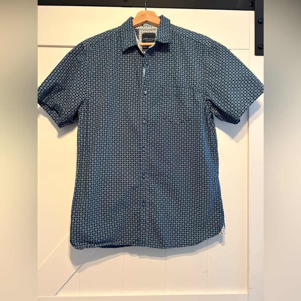 Across the Pond short sleeve button down collared men’s shirt size large.(Med.)